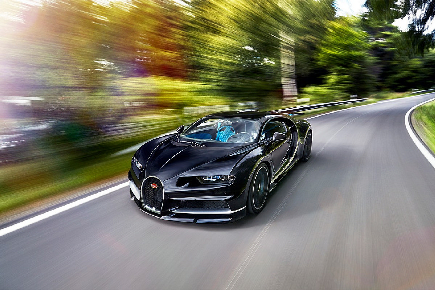 2017-Bugatti-Chiron-front-three-quarter-in-motion-04