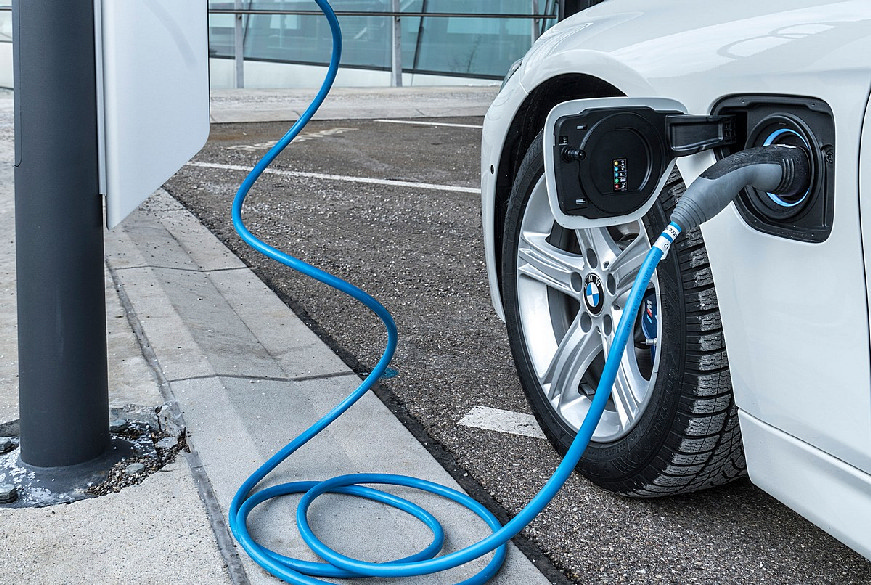 BMW-330e-plug-in-hybrid-charging-02