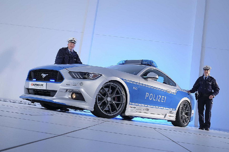 Ford-Mustang-GT-Polizei-front-three-quarter-04-1