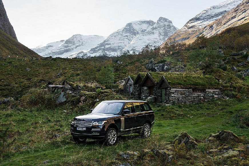 Range-Rover-Ultimate-Vistas-by-Jonas-Bendiksen-40