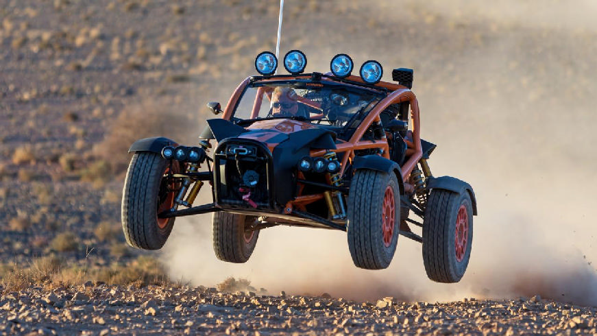 Ο Matt LeBlanc και το Ariel Nomad σκονίζονται