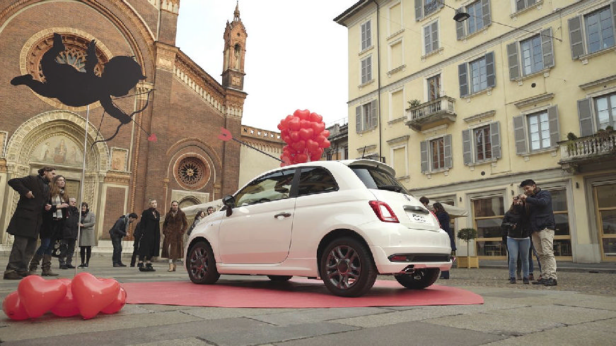 Το Fiat 500 στον ρόλο του Έρωτα την Ημέρα του Αγίου Βαλεντίνου 