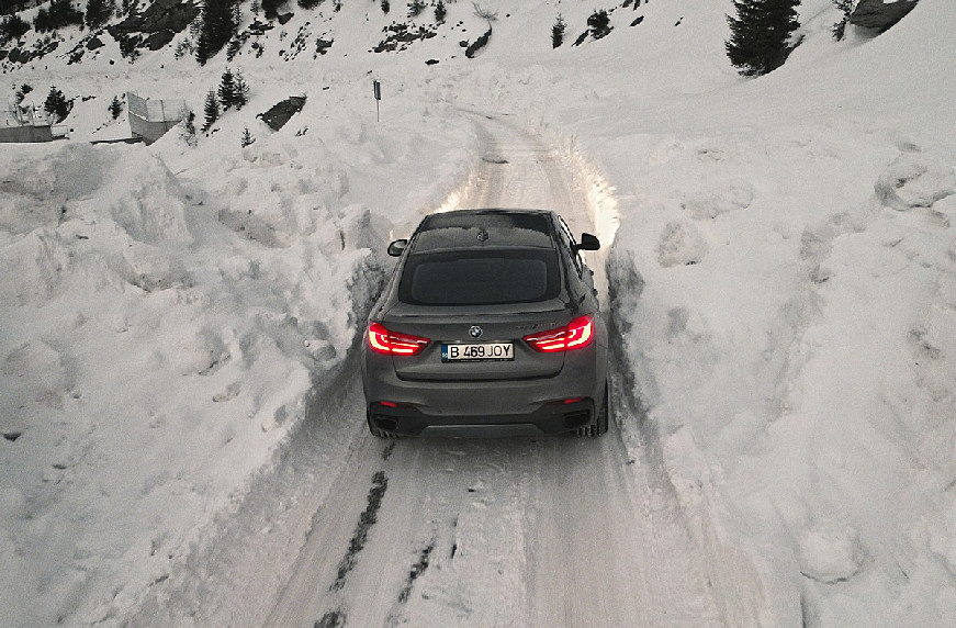 Μια BMW X6 στα ορεινά της Ρουμανίας (video)