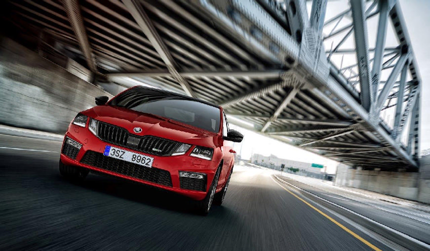 ŠKODA OCTAVIA RS 245: ξεχειλίζει από ισχύ και δυναμισμό2