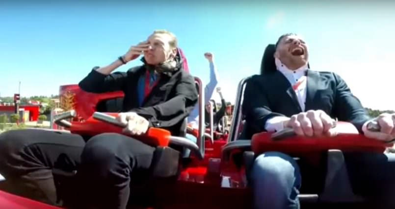 Ανέβηκε στο τρενάκι της Ferrari Land και τον χτύπησε πουλί στο πρόσωπο ! (+video)