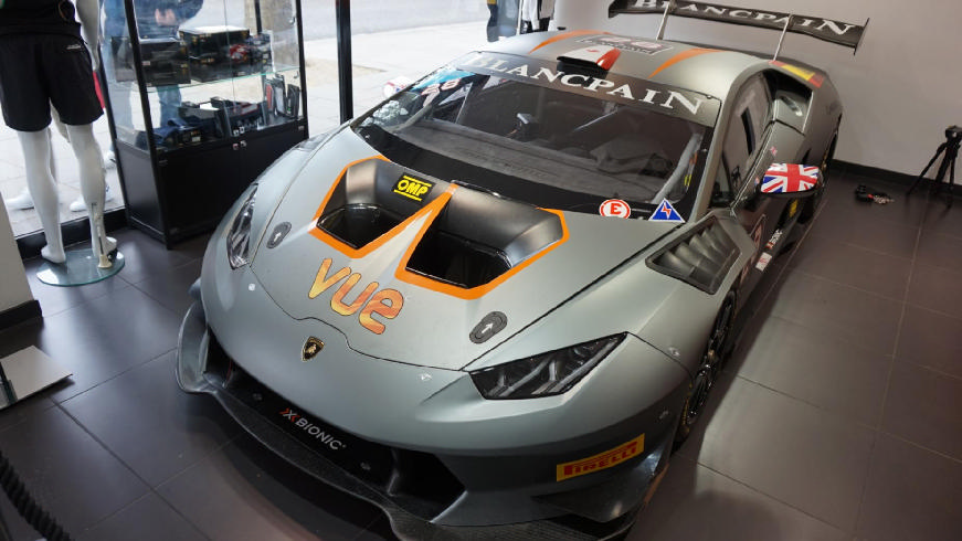 Καταρχήν αγοράζοντας μια Lamborghini Huracán Super Trofeo, ίσως αυτήν στις φωτογραφίες η οποία είναι ετοιμοπόλεμη.