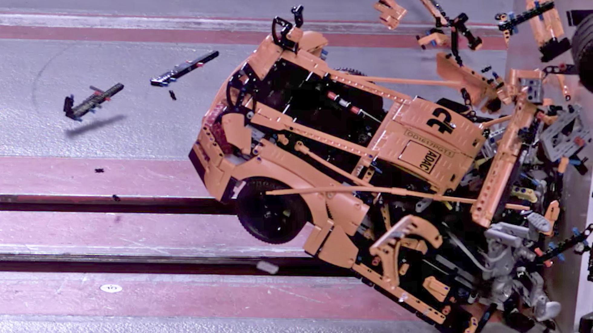 Video: Τι συμβαίνει όταν τρακάρει μια Porsche από Lego;