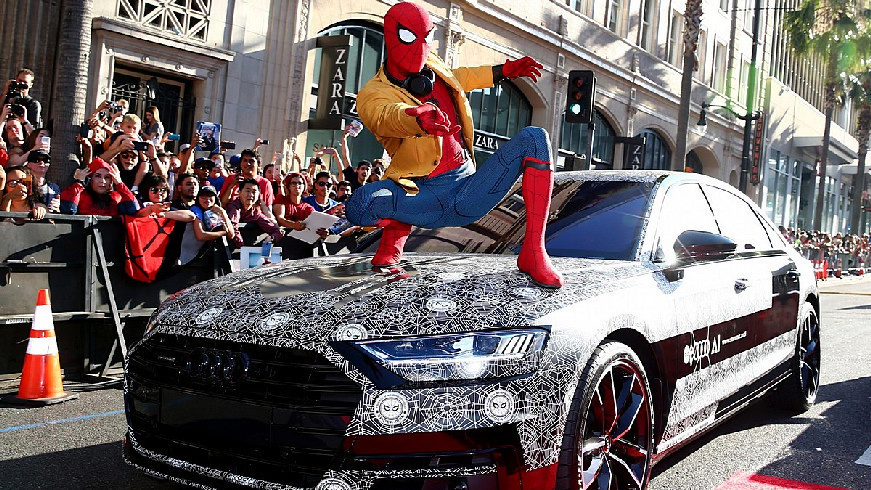 Ένας  Spider-Man πάνω σε ένα Audi A8
