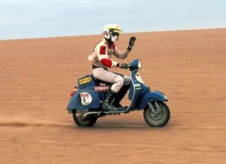 yvan-tcherniavsky-racing-on-a-vespa-p200e-scooter-in-dakar-rally-1980
