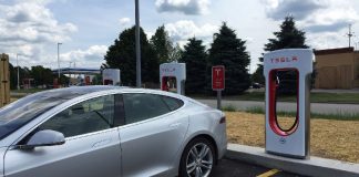 Χρέωση για υπερφόρτιση από την Tesla