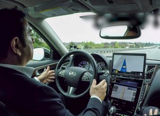 O Πρόεδρος της Nissan Carlos Ghosn, στο τιμόνι ενός αυτόνομου οχήματος