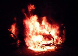1000 φλεγόμενα αυτοκίνητα στο Παρίσι την Πρωτοχρονιά
