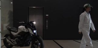 Honda Riding Assist και η μοτοσικλέτα στέκεται όρθια μόνη της (VIDEO)