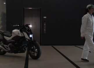 Honda Riding Assist και η μοτοσικλέτα στέκεται όρθια μόνη της (VIDEO)