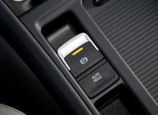 Τί γίνεται αν καθώς οδηγάς πατήσεις το ηλεκτρικό χειρόφρενο; (video)