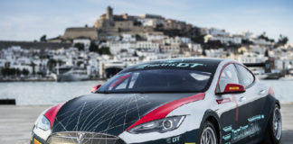 Το αγωνιστικό της Tesla "αντέχει" λιγότερο από 64 χλμ. (video)