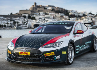 Το αγωνιστικό της Tesla "αντέχει" λιγότερο από 64 χλμ. (video)