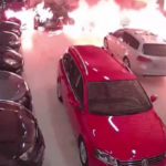 Απίστευτο ! Βάζει φωτιά σε έκθεση αυτοκινήτων αλλά λαμπαδιάζει και ο ίδιος (+video) Απίστευτο ! Βάζει φωτιά σε έκθεση αυτοκινήτων αλλά λαμπαδιάζει και ο ίδιος (+video)