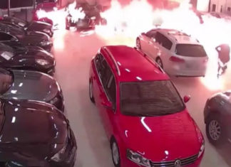 Απίστευτο ! Βάζει φωτιά σε έκθεση αυτοκινήτων αλλά λαμπαδιάζει και ο ίδιος (+video)