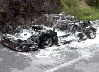 Ferrari F40 γίνεται κάρβουνο