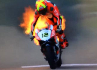 Τυλίγεται στις φλόγες της μοτοσικλέτας του εν ώρα αγώνα (video)