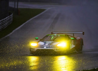 Ένα Ford GT στη βροχή