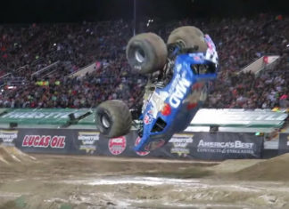 Tρέλα με τους αγώνες Monster Truck (video)