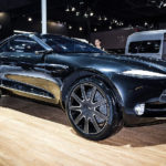 Aston Martin DBX για το 2019 Τηρώντας την υπόσχεση να παρουσιάζει δύο νέα μοντέλα τον χρόνο για τα επόμενα επτά χρόνια η Aston Martin προϊδεάζει με την DBX η οποία δεν αναμένεται πριν από το 2019.