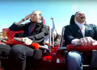 Ανέβηκε στο τρενάκι της Ferrari Land και τον χτύπησε πουλί στο πρόσωπο ! (+video)