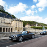 Το Fiat 124 Spider μας ξεναγεί στις ομορφιές της Ευρώπης Ένα ειδικό roadtrip σε διάφορες περιοχές της Ευρώπης πραγματοποιεί ομάδα της Fiat πίσω από το τιμόνι του διαχρονικού Fiat 124 Spider. Το καλοκαίρι έρχεται και το Fiat 124 Spider αποτελεί το ιδανικό αυτοκίνητο για να απολαύσει κανείς τις ομορφιές της Ευρώπης με ανοιχτή την οροφή.