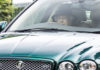 Η 91χρονη βασίλισσα Ελισάβετ οδηγεί μόνη της Jaguar
