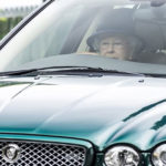 Η 91χρονη βασίλισσα Ελισάβετ οδηγεί μόνη της Jaguar