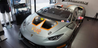 Καταρχήν αγοράζοντας μια Lamborghini Huracán Super Trofeo, ίσως αυτήν στις φωτογραφίες η οποία είναι ετοιμοπόλεμη.