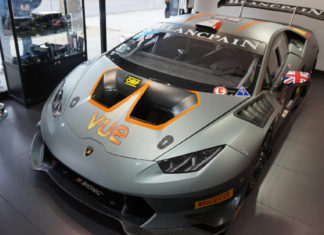 Καταρχήν αγοράζοντας μια Lamborghini Huracán Super Trofeo, ίσως αυτήν στις φωτογραφίες η οποία είναι ετοιμοπόλεμη.