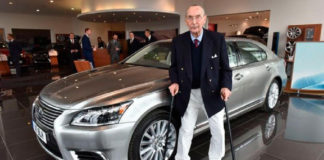 Πήρε μία Lexus για τα 100α γενέθλια του