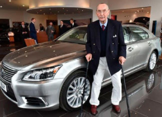 Πήρε μία Lexus για τα 100α γενέθλια του
