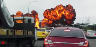 Αεροπλάνο πέφτει πάνω σε αυτοκίνητα που περίμεναν στο φανάρι (VIDEO)