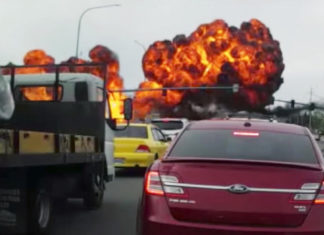 Αεροπλάνο πέφτει πάνω σε αυτοκίνητα που περίμεναν στο φανάρι (VIDEO)