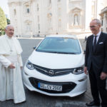 Ο Πάπας Παραλαμβάνει το Opel Ampera-e