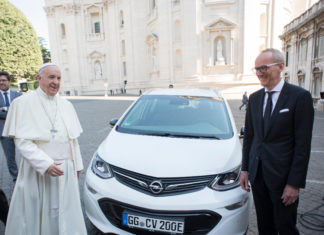 Ο Πάπας Παραλαμβάνει το Opel Ampera-e