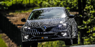 Μπορεί η Renault να κερδίσει τον ανταγωνισμό μόνο με την τεχνολογική υπεροχή του νέου Renault Sport Megane;