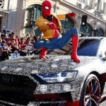 Ένας Spider-Man πάνω σε ένα Audi A8 Ένας Spider-Man πάνω σε ένα Audi A8