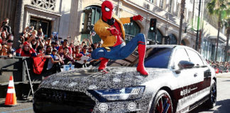 Ένας Spider-Man πάνω σε ένα Audi A8