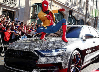 Ένας Spider-Man πάνω σε ένα Audi A8