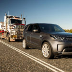 Ένα Land Rover Discovery ρυμουλκεί 121 τόνους