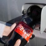 Βάζει Coca Cola στο ντεπόζιτο του αυτοκινήτου ! Τί γίνεται μετά; (ΒΙΝΤΕΟ)