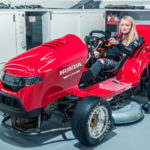 Κουρεύοντας το γκαζόν με 200 χλμ./ώρα με μοτέρ Honda