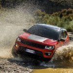 Ο Jeremy Renner συμβιώνει με το Jeep Compass