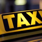 Με δύο επιβάτες στα ταξί – Τι ισχύει για τα ΙΧ Επιπλέον, σε αυτά τα οχήματα είναι υποχρεωτική η χρήση μη ιατρικής μάσκας προστασίας από τους επιβάτες και από τον οδηγό και για κάθε παράβαση επιβάλλεται διοικητικό πρόστιμο (150 ευρώ) τόσο στον οδηγό του οχήματος, όσο και στους επιβάτες. Τέλος, με εγκύκλιο που υπέγραψε ο Υφυπουργός Υποδομών και Μεταφορών κ. Γιάννης Κεφαλογιάννης, διευκρινίζεται ότι κατά τις μετακινήσεις με τα υπηρεσιακά αυτοκίνητα των δημοσίων υπηρεσιών, καθώς και των λοιπών φορέων του δημόσιου τομέα (NΠΔΔ, κρατικά ΝΠΙΔ και ΟΤΑ α’ και β’ βαθμού), όπως και για τα αυτοκίνητα του Διπλωματικού Σώματος, Προξενικού Σώματος, του Προσωπικού Πρεσβειών και Ξένων Αποστολών εφαρμόζονται τα εξής: Για τα επιβατηγά οχήματα μέχρι επτά (7) θέσεων, επιτρέπεται η μεταφορά δύο (2) επιβατών πλέον του οδηγού. Για αυτοκίνητα οκτώ (8) ή εννέα (9) θέσεων επιτρέπεται η μεταφορά τριών (3) επιβατών, πλέον του οδηγού.