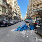 Θεσσαλονίκη: Φορτηγό πέταξε τα μπάζα στη μέση του δρόμου (φωτο)